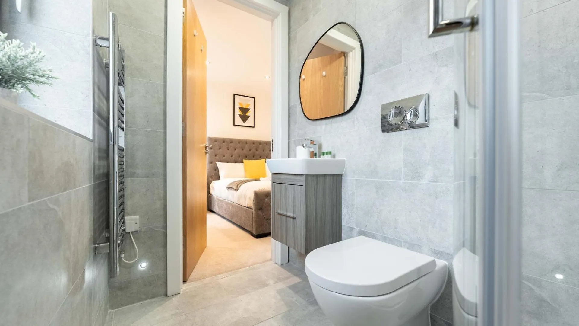 Luxury 3-Bed, 3-Bath Penthouse - Leeds City Centre - Underground Parking