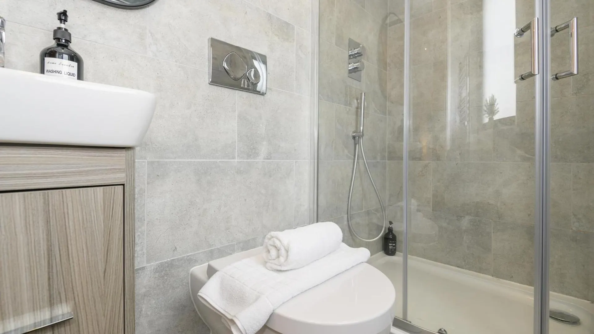 Luxury 3-Bed, 3-Bath Penthouse - Leeds City Centre - Underground Parking Apartment