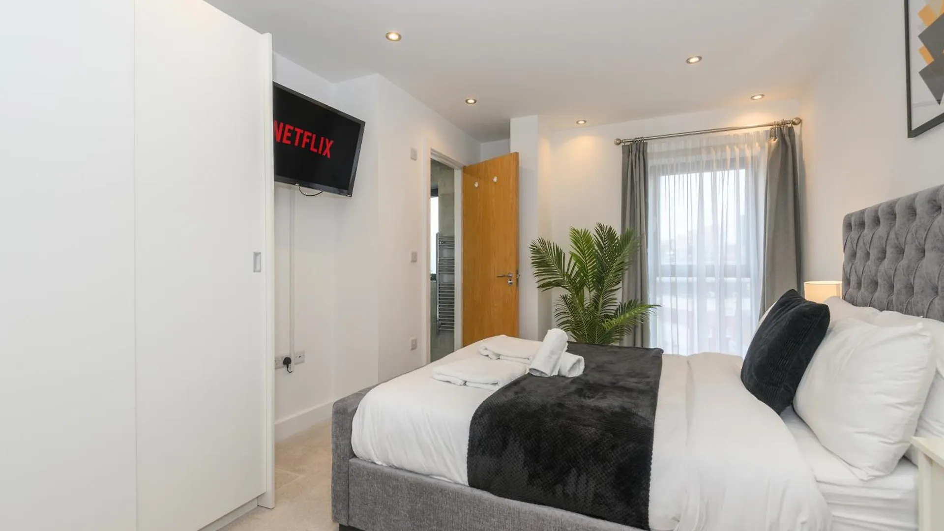 Luxury 3-Bed, 3-Bath Penthouse - Leeds City Centre - Underground Parking Leeds (West Yorkshire)
