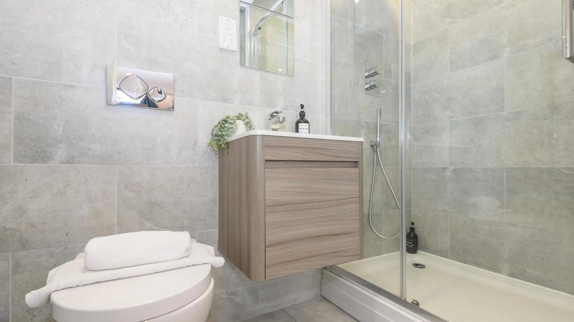 Luxury 3-Bed, 3-Bath Penthouse - Leeds City Centre - Underground Parking Apartment Leeds (West Yorkshire)