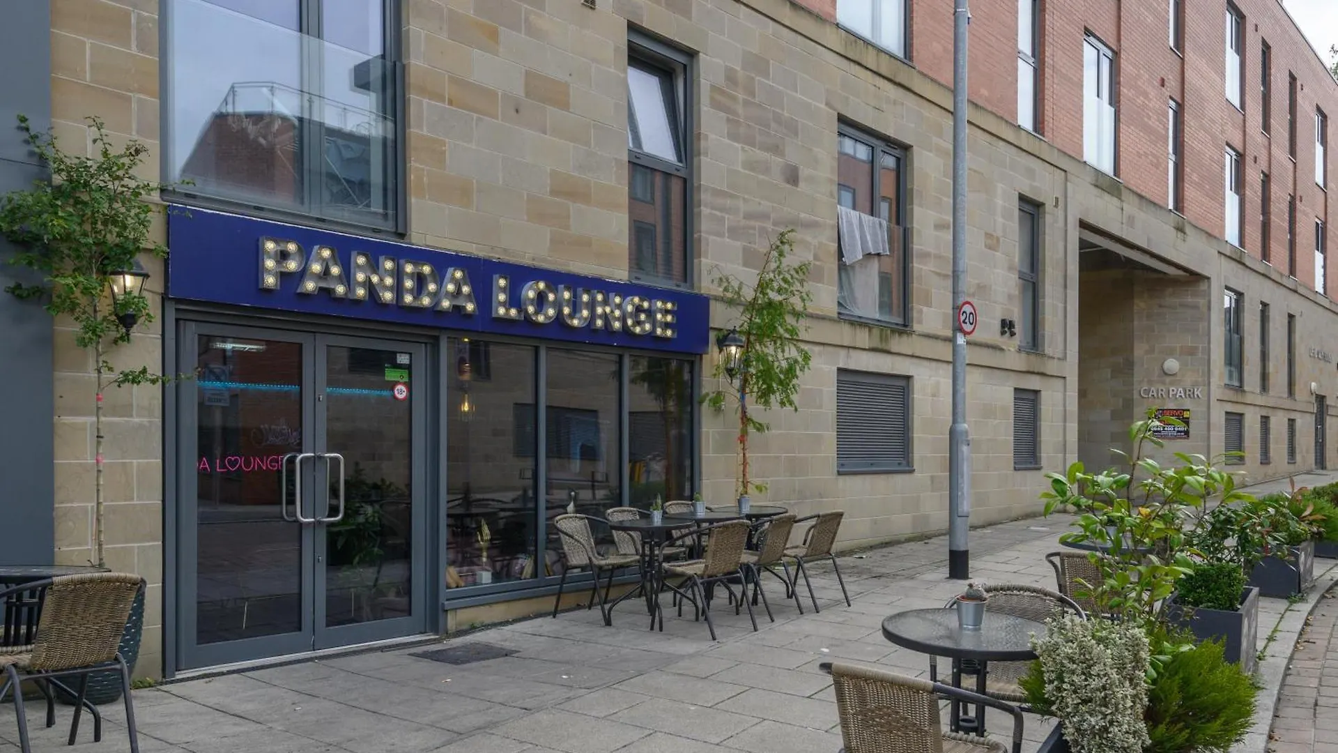 Luxury 3-Bed, 3-Bath Penthouse - Leeds City Centre - Underground Parking