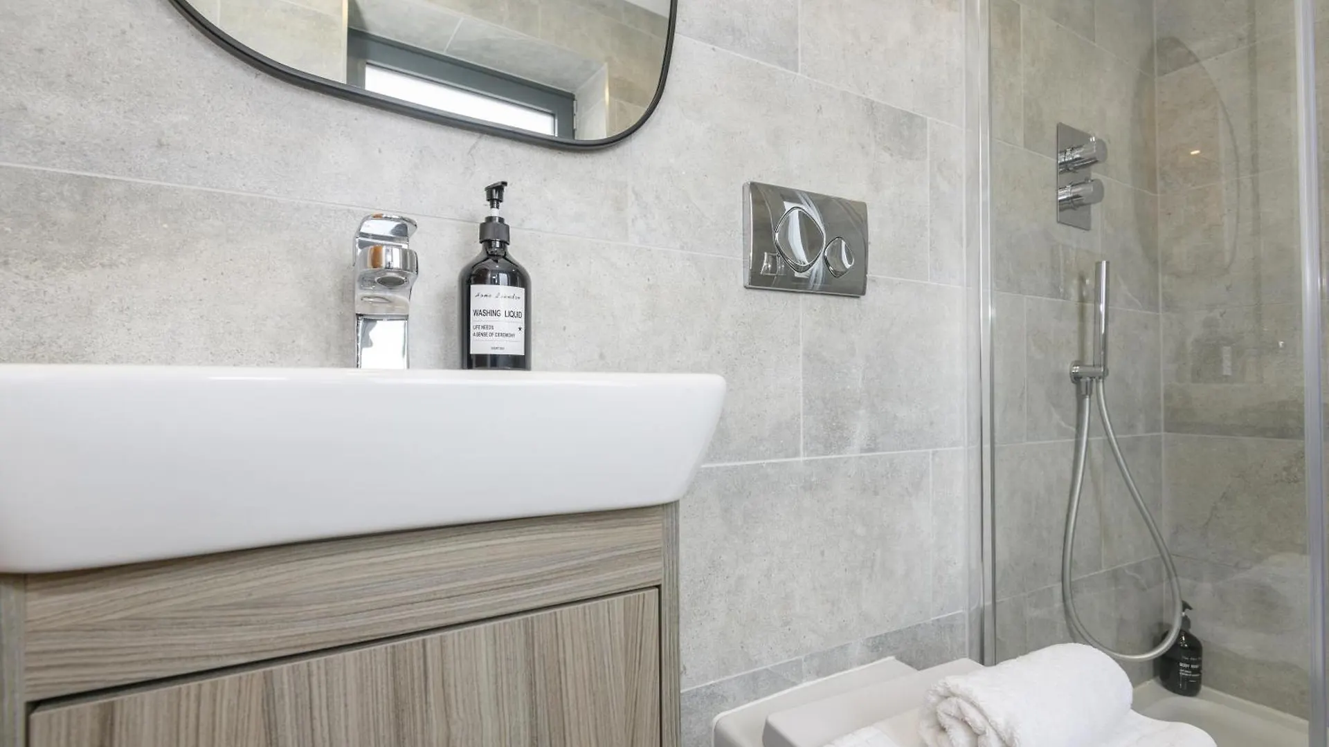 Luxury 3-Bed, 3-Bath Penthouse - Leeds City Centre - Underground Parking United Kingdom
