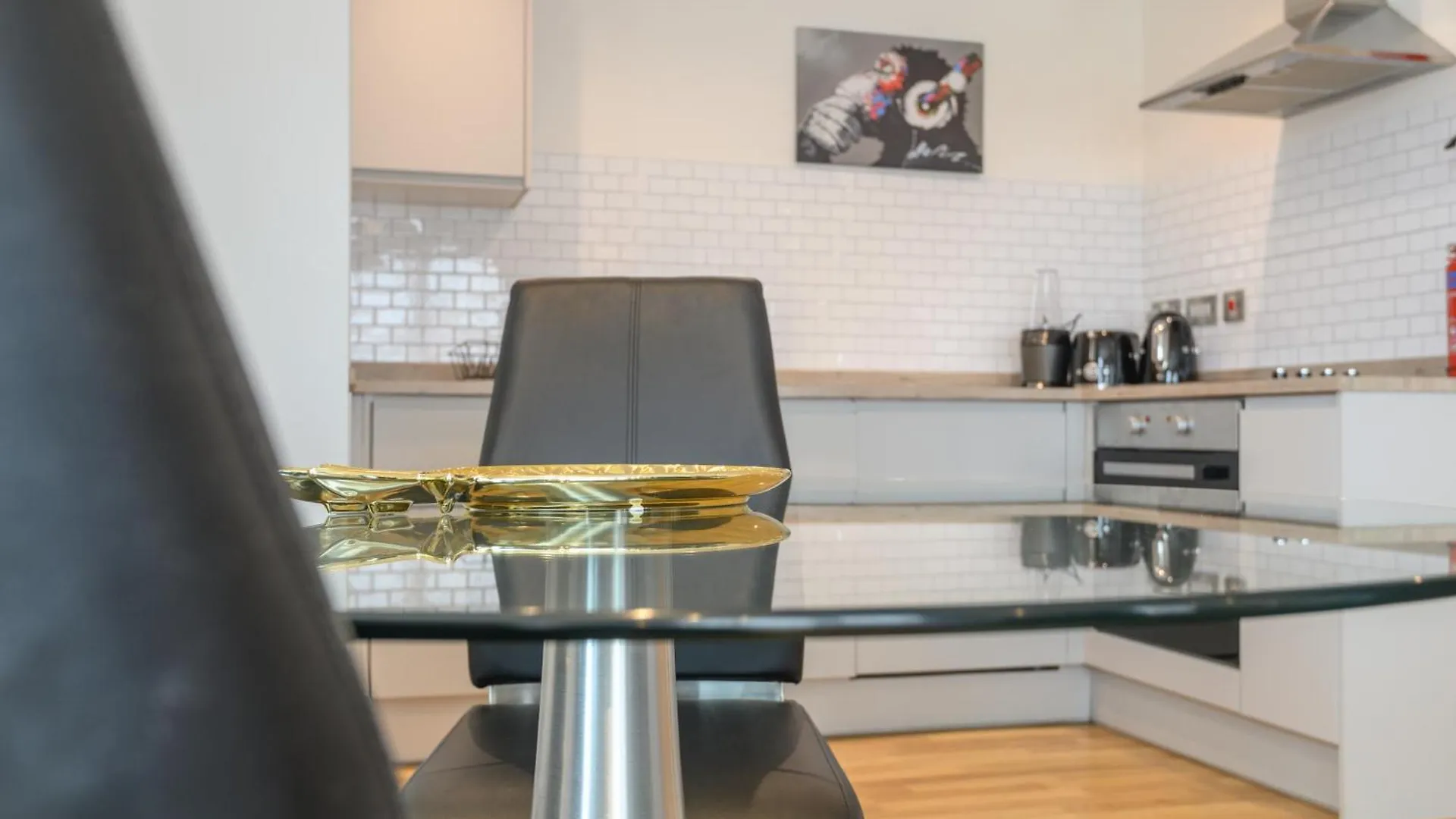 Luxury 3-Bed, 3-Bath Penthouse - Leeds City Centre - Underground Parking