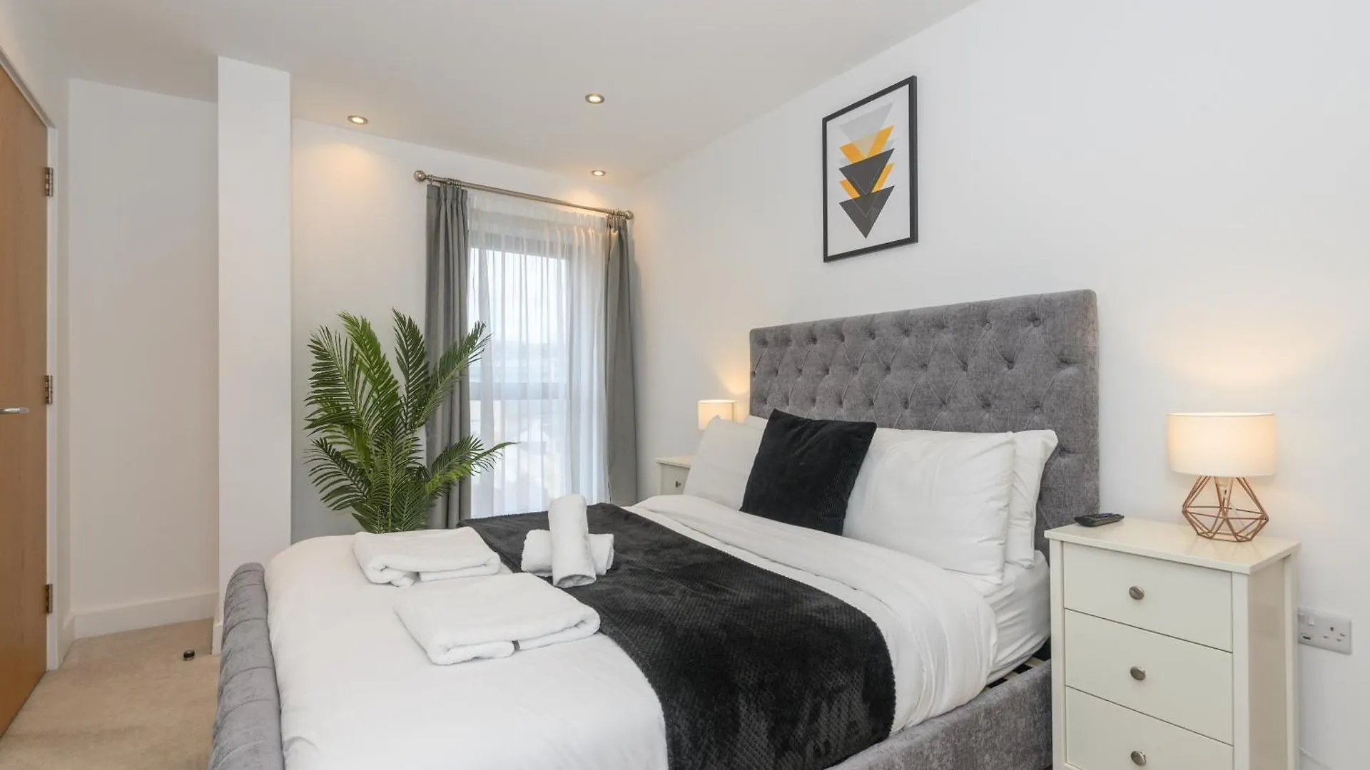 Luxury 3-Bed, 3-Bath Penthouse - Leeds City Centre - Underground Parking شقة ليدز