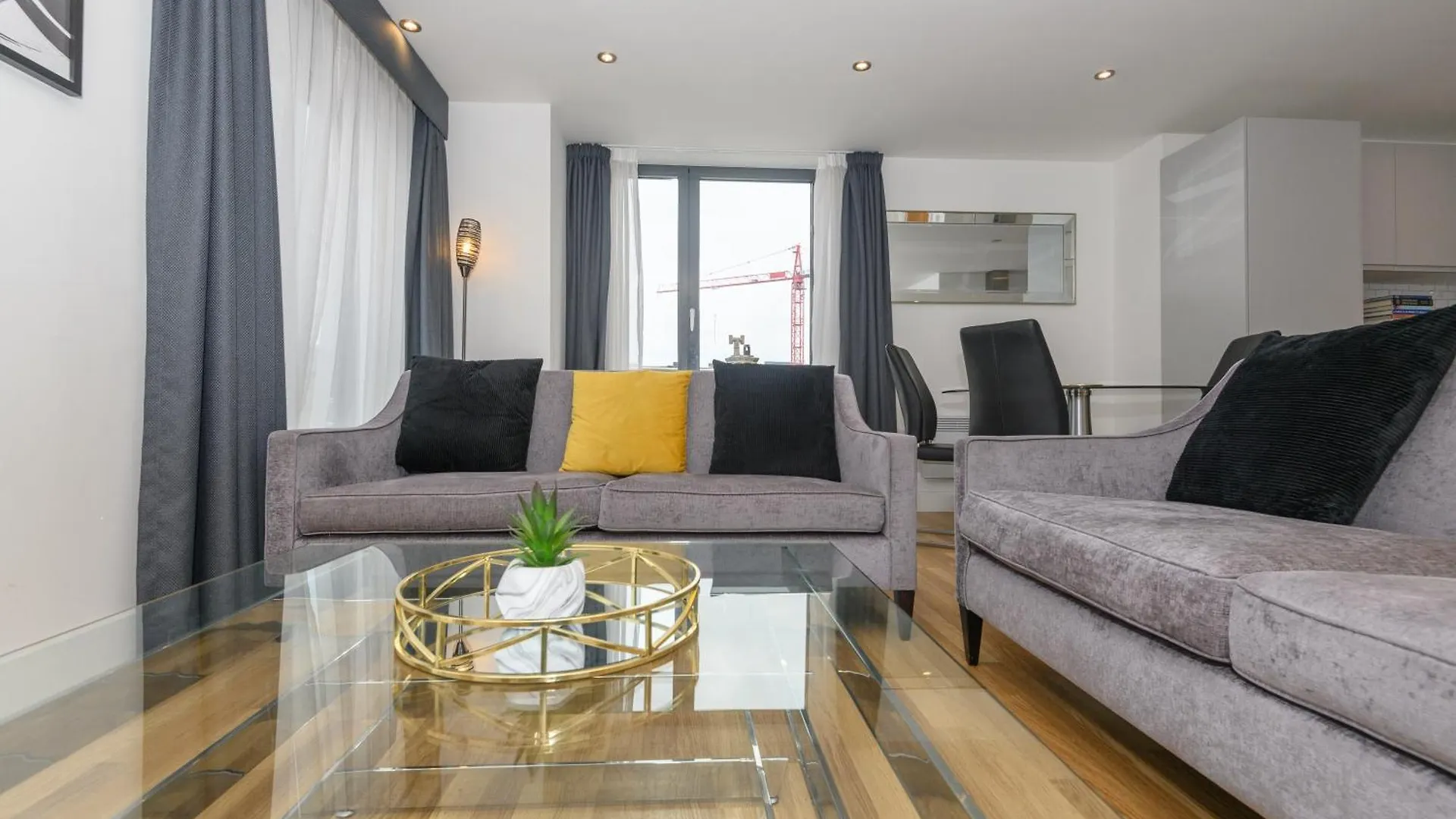 Luxury 3-Bed, 3-Bath Penthouse - Leeds City Centre - Underground Parking ليدز